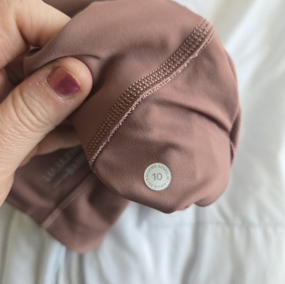 Lululemon Barrys Women's Mauve Shorts - Picture 4 of 6